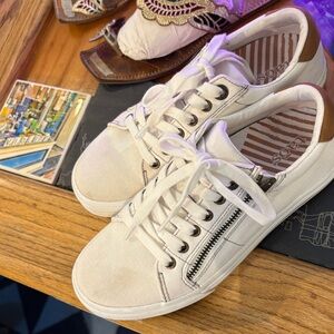 Taos Footwear White Canvas Low-Top Sneakers with Brown Accent